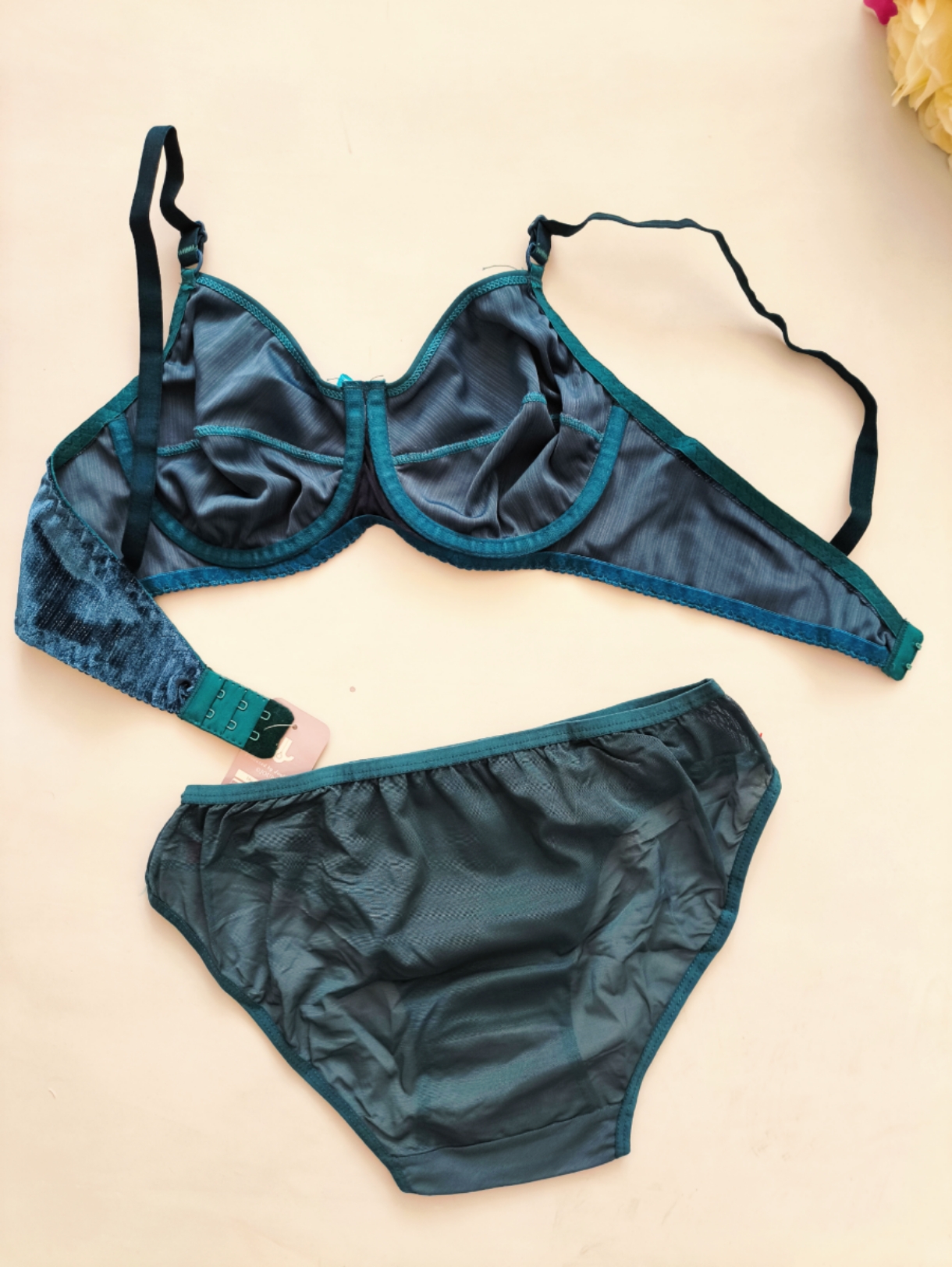 ست شورت و سوتین فانتزی گیپوری و مخمل فانتزی